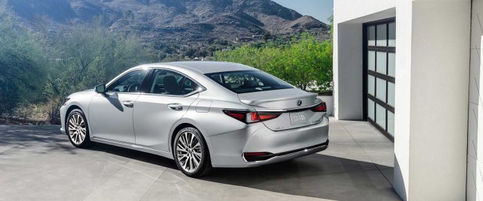 ด้านหลัง Lexus ES300h