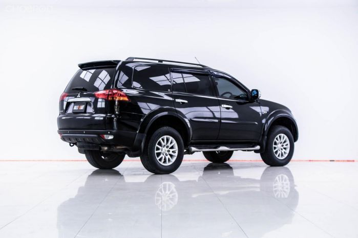 ด้านหลังของปาเจโร่ 2012