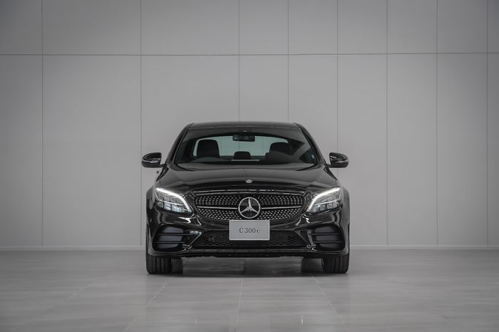 ด้านหน้า Mercedes-Benz C300