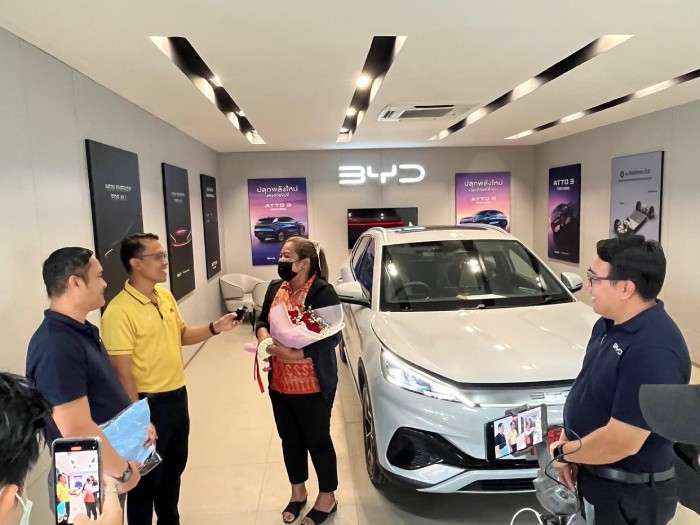 บีวายดีและเรเว่ มอบรถคันใหม่ BYD ATTO3 ให้แทนคันที่ไฟไหม้