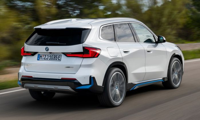 BMW X1 2023 มุมมองด้านหลัง