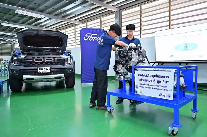 ฟอร์ดมอบทุน-เครื่องยนต์ ให้วิทยาลัยเทคโนโลยีนนทบุรี เพื่อการศึกษา
