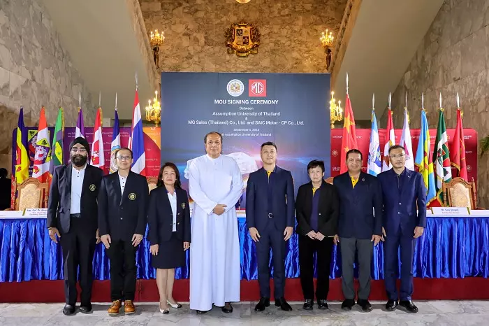 เอ็มจี จับมือ ABAC ลงนาม MOU ถ่ายทอดความรู้รถยนต์ EV พร้อมตั้งศูนย์วิศวกรรมศาสตร์นวัตกรรมพลังงานทางเลือกใหม่