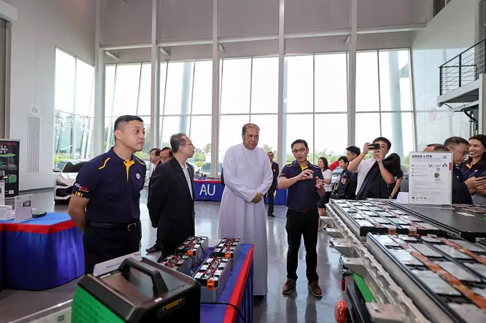 เอ็มจี จับมือ ABAC ลงนาม MOU ถ่ายทอดความรู้รถยนต์ EV พร้อมตั้งศูนย์วิศวกรรมศาสตร์นวัตกรรมพลังงานทางเลือกใหม่