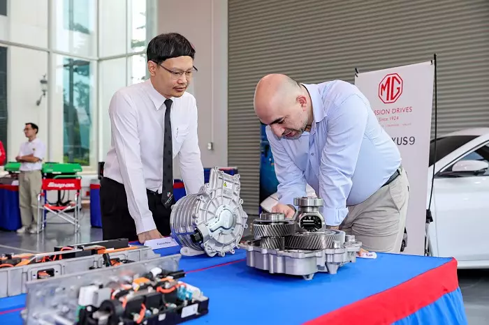 เอ็มจี จับมือ ABAC ลงนาม MOU ถ่ายทอดความรู้รถยนต์ EV พร้อมตั้งศูนย์วิศวกรรมศาสตร์นวัตกรรมพลังงานทางเลือกใหม่