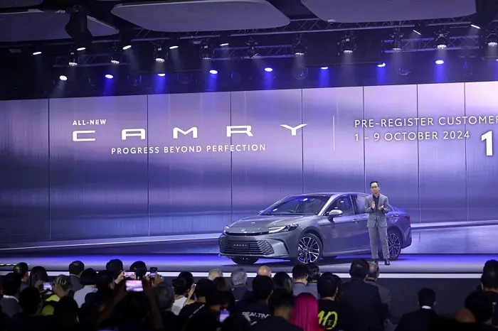 Toyota Camry 2025 เจเนอเรชันใหม่ที่ 9 เครื่องยนต์ไฮบริดใหม่เคลมประหยัด 25 กม./ลิตร มี 3 รุ่นย่อย ราคาเริ่ม 1,475,000 บาท