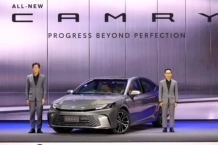 Toyota Camry 2025 เจเนอเรชันใหม่ที่ 9 เครื่องยนต์ไฮบริดใหม่เคลมประหยัด 25 กม./ลิตร มี 3 รุ่นย่อย ราคาเริ่ม 1,475,000 บาท