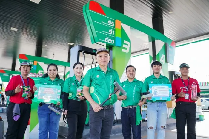 นายพิทักษ์ รัชกิจประการ ประธานเจ้าหน้าที่บริหารและกรรมการผู้จัดการใหญ่ บริษัท พีทีจี เอ็นเนอยี จำกัด (มหาชน) (กลาง)