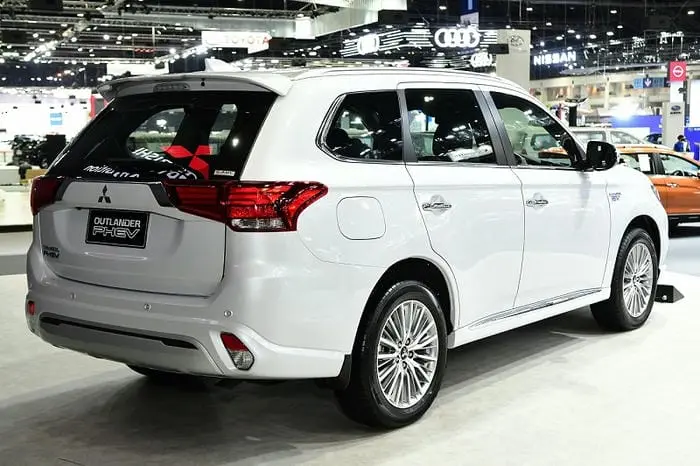 ราคา ผ่อน ดาวน์ Mitsubishi Outlander PHEV