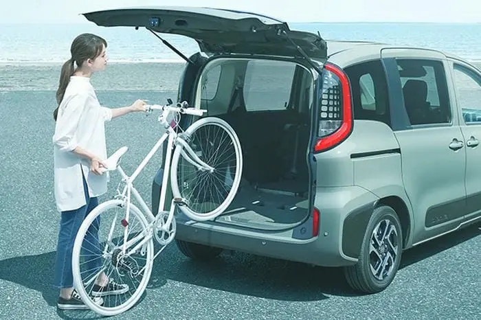 Toyota Sienta ห้องโดยสารกว้าง  Toyota Sienta ห้องโดยสารกว้าง