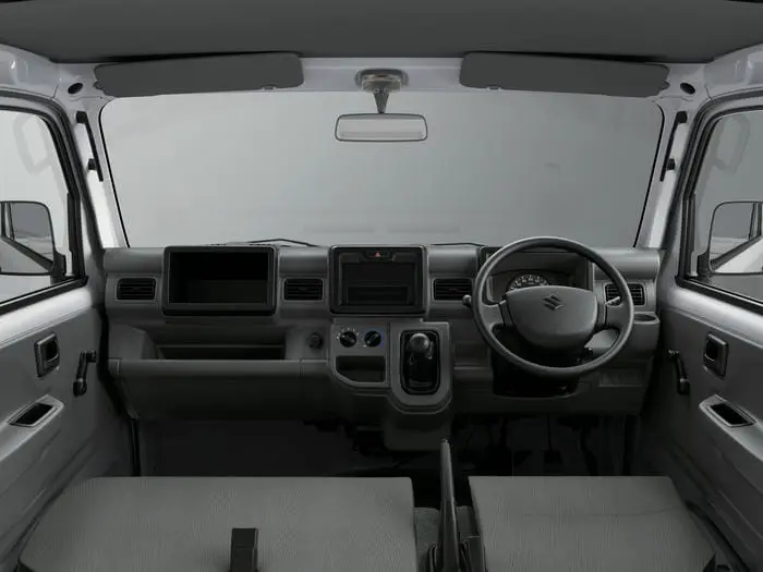 ภายในห้องโดยสารตกแต่งด้วยโทนสีดำ-เทา