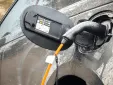 ทำไมรถยนต์ไฟฟ้าจึงชาร์จได้แม้ฝนตก? ไขข้อสงสัยว่าการชาร์จกลางสายฝนปลอดภัยหรือไม่