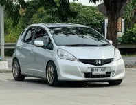 2013 Honda JAZZ 1.5 V รถเก๋ง 5 ประตู ฟรีดาวน์