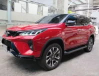 2023 TOYOTA FORTUNER 2.4 LEGENDER BLACK TOP AUTO สีแดง-ดำ วิ่ง 11,209 กม. รถสวยจัดสภาพใหม่ ฟรีดาวน์