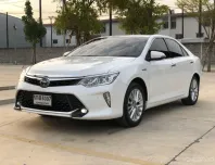 Toyota Camry 2.5 Hybird Premium สีขาว ปี 2017 วิ่ง 135,763 เครื่องยนต์เบนซิน 2.5 ลิตร