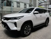 2023 TOYOTA FORTUNER 2.4 LEADER V AUTO สีขาวมุก วิ่งน้อย 32,636  กม. รถสวยสภาพใหม่ ฟรีดาวน์
