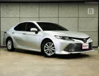 2019 Toyota Camry 2.0 G Sedan AT ไมล์แท้ 6 หมื่น รถมือเเรกจากป้ายเเดง B6016