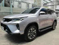 2022 TOYOTA FORTUNER 2.4 LEADER V 4WD AUTO สีบรอนเทา รถสวยสภาพใหม่ มือเดียว ฟรีดาวน์