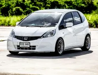 2013 Honda JAZZ 1.5 i-VTEC รถเก๋ง 5 ประตู 