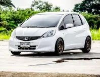 2013 Honda JAZZ 1.5 i-VTEC รถเก๋ง 5 ประตู 