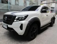 2025 NISSAN NAVARA CAB 2.3 E CALIBRE BLACK EDTION เกียร์ธรรมดา สีขาวมุก วิ่งน้อย 10,276 รถสวยใหม่มาก