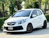 Honda Brio 1.2V AT เครื่องยนต์: เบนซิน เกียร์: ออโต้  ปี : 2012 สี: ขาว
