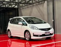 2013 HONDA JAZZ  รุ่น TOP รถมือเดียวออกป้ายแดง รถวิ่งน้อย เข้าศูนย์ตามระยะ รถไม่เคยมีอุบัติเหตุครับ