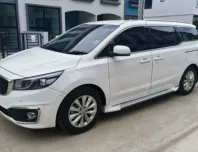 Kia Carnival 2.4 GS ปี 2017 สีขาวสวยงาม