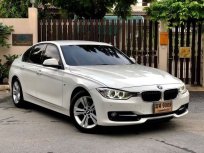 BMW 320i Sport เบาะแดงโฉม F30 ปี 2015.