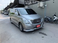 Hyundai H1 2.5 รุ่น Deluxe VAN AT สีเทาเข้ม ปี 2017 .