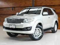 ผ่อน 11,XXX FORTUNER 3.0 V 2013 AT รถสวยมือเดียวป้ายแดง มีประวัติการเข้าศูนย์บริการ คู่มือกุญเเจสำรองครบ