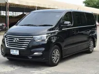  Hyundai H-1 2.5 Elite เกียร์: ออโต้ เครื่องยนต์: ดีเซล ปี: 2018 ไมล์: 14x,xxx Km. 
