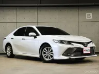 2020 Toyota CAMRY 2.0 G Sedan AT ไมล์เเท้ 8 หมื่น สีขาวยอดนิยม ประวัติดีเข้าเช็กศูนย์ทุกระยะ  B6198