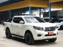 Nissan Navara NP300 2.5V Calibre D-CAB สีขาว เกียร์ออโต้ ปี 2015 