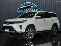 TOYOTA FORTUNER 2.4 Leader V 2WD AT ปี 2022 สี ขาว