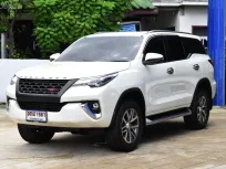 Toyota Fortuner 2.4 4WD TRD ปี 2019 วิ่ง 6x,xxx km เครื่องยนต์ดีเซล 2.8 cc ขับ 4 รุ่นท๊อป ภายในสีดำ