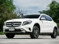 Benz GLA200 Urban ปี 2015 ออกศูนย์ ป้ายแดง ราคาหลักแสน!!