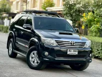 TOYOTA Fortuner 3.0V 4WD   เครื่องยนต์: ดีเซล เกียร์:AT ปี: 2012 สี:ดำ 