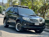 TOYOTA Fortuner 3.0V 4WD   เครื่องยนต์: ดีเซล เกียร์:AT ปี: 2012 สี:ดำ 