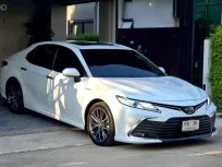 Toyota Camry 2.5 HEV Premium Luxury ปี 2022 รถมือสองสภาพดี ไมล์น้อย 