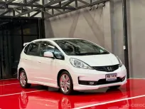 2013 HONDA JAZZ  รุ่น TOP รถมือเดียวออกป้ายแดง รถวิ่งน้อย เข้าศูนย์ตามระยะ รถไม่เคยมีอุบัติเหตุครับ