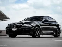 BMW 530e M Sport ปี 2022  ผ่อนเบาๆ 𝟮𝟯,𝟭𝟬𝟬.- ออฟชั่นจัดเต็ม รถประวัติดี มือเดียว ป้ายแดง