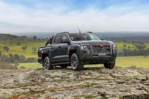 Nissan เปิดตัว Navara เจนใหม่ 2026 เครื่อง 2.4 ลิตร เทอร์โบดีเซล แพลตฟอร์มจากพันธมิตรในเครืออย่างมิตซูบิชิ