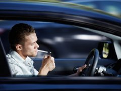 จริงหรือหลอก ? สูบบุหรี่ในรถ มีความผิดเท่า คุยโทรศัพท์ในรถ 