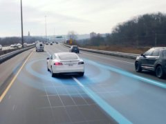 งานเข้า ! เมื่อระบบขับขี่อัตโนมัติของ Tesla เร่งความเร็วเอง