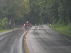 หวาดเสียว! ฝนตก ถนนลื่น รถเข้าโค้งแล้วเกิดหมุนคว้างกลางถนน เพราะอะไร???