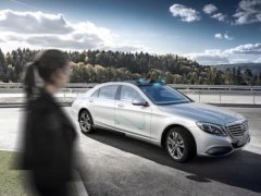 ถ้ารถกระพริบตาให้เราบนถนนได้? มารู้จักกับแสงไฟสีน้ำทะเลจากงาน Mercedes-Benz FutureInsight