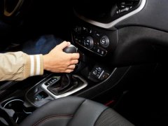 ใจเสียเมือเกียร์หลุด! อันตรายแค่ไหนและแก้ไขอย่างไรเมื่อเกิดอาการเกียร์หลุด