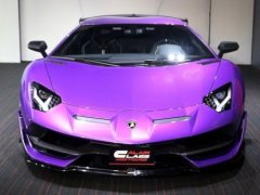 ภาพใกล้ชิดของ Lamborghini Aventador SVJ สีม่วง 