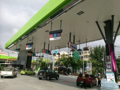 "ปั๊มน้ำมันลอยฟ้า" มิติใหม่ของการเติมน้ำมัน ด้วยหัวจ่ายแขวนเพดาน จอดฝั่งไหนก็เติมได้